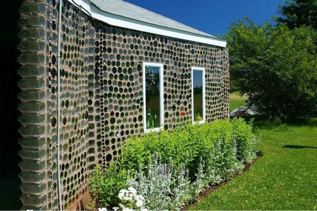 ¿Sabías que hay casas hechas de botellas recicladas?